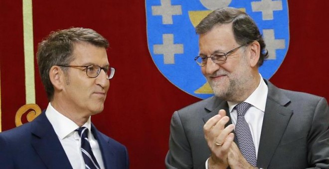 Alberto Núñez Feijóo, tras prometer su cargo como presidente de la Xunta de Galicia, en presencia del presidente del Gobierno, Mariano Rajoy, durante el acto solemne de toma de posesión celebrado en el Salón de los Reyes del Parlamento gallego, en Santiag