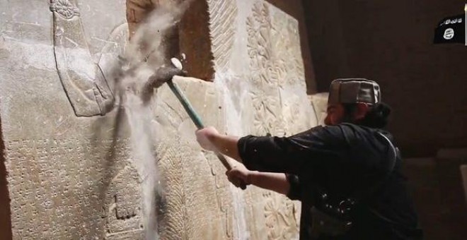 Imagen captada de un vídeo difundido por ISIS donde sus militantes destruyen el yacimiento arqueológico asirio de Nimrud, con 3.000 años de antigüedad.