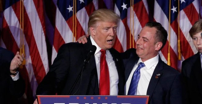 Donald Trump abraza a Reince Priebus, presidente del Comité Nacional Republicano, al ser proclamado ganador de las pasadas elecciones de Estados Unidos.  REUTERS/Mike Segar