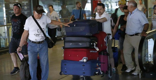 Varios jubilados se preparan para viajar en el aeropuerto de Barajas. EFE