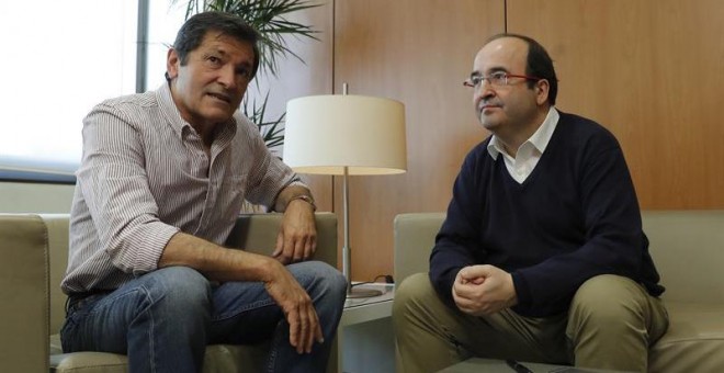 El presidente de la gestora del PSOE, Javier Fernández (i), y el primer secretario del PSC, Miquel Iceta (d). /EFE