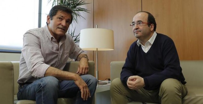 El presidente de la gestora del PSOE, Javier Fernández (i), y el primer secretario del PSC, Miquel Iceta (d). /EFE