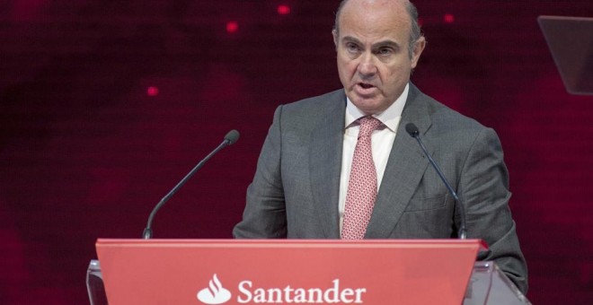 Fotografía facilitada por el Ministerio de Economía del titular del departamento, Luis de Guindos, en el discurso pronunciado en la Ninth Santander International Banking Conference, organizada por el Banco Santander en Madrid. EFE/