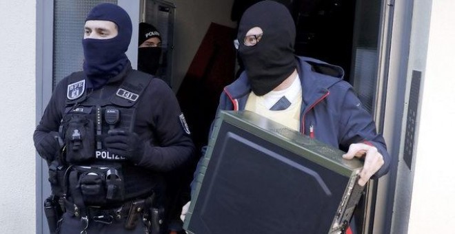 Policías durante la operación contra la organización 'La religión verdadera' en Alemania / REUTERS