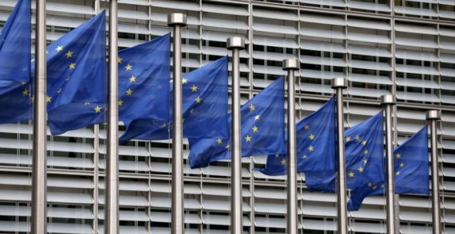Banderas de Europa en la sede de la Comisión Europea en Bruselas, Bélgica. REUTERS
