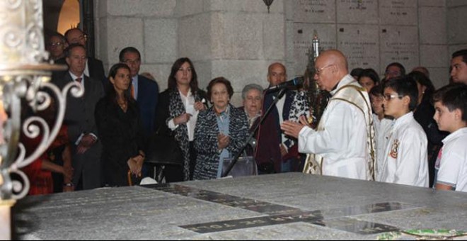 Un cura celebrada una misa frente a la tumba del general Moscardó.- EUROPA LAICA