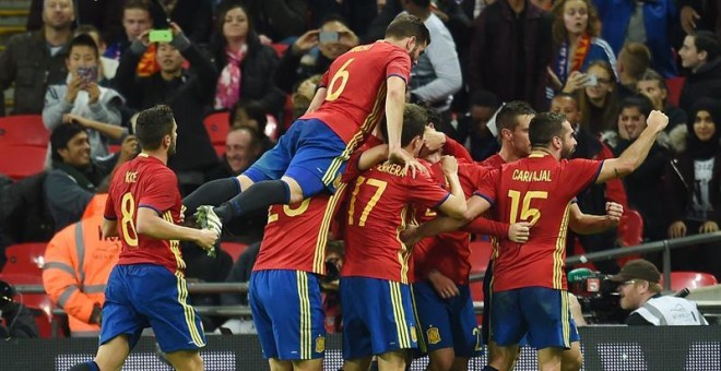 Los jugadores de la selección española celebran el gol del empate ante Inglaterra. EFE/ANDY RAIN