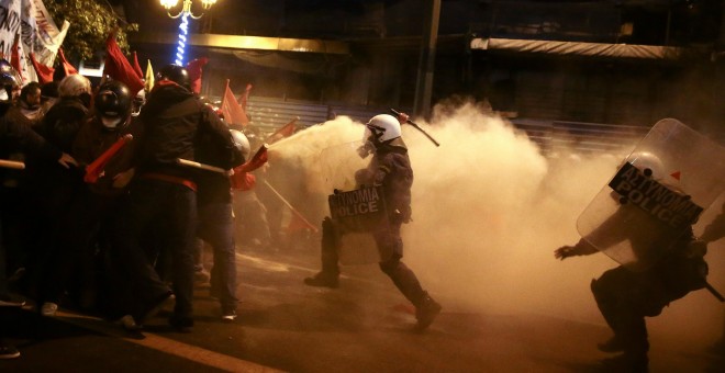 La Policía se enfrenta a un grupo de personas que se manifestaban contra la visita de Barack Obama a Atenas. REUTERS/Alkis Konstantinidis