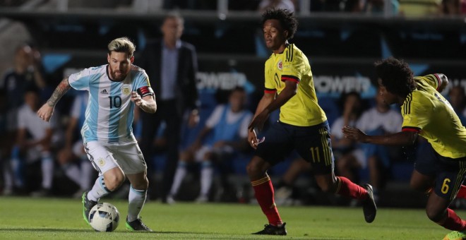 Lionel Messi, ante los colombianos Juan Cuadrado y Carlos Sánchez.  EFE/NICOLÁS AGUILERA