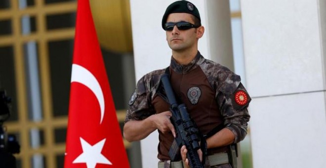 Imagen de archivo de un agente de las fuerzas especiales de la Policía turca. REUTERS/Umit Bektas