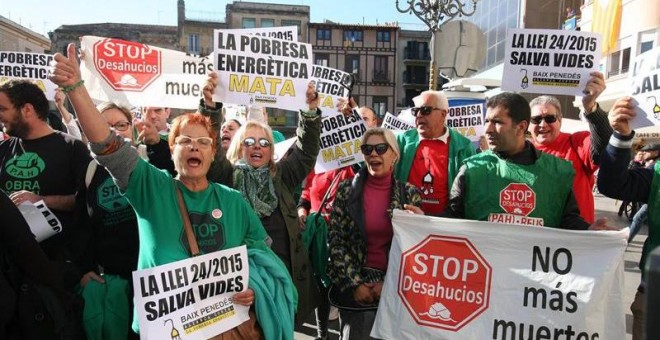 Vecinos de Reus (Tarragona) se han concentrado este mediodía para condenar la muerte el pasado lunes día 14 de una anciana en un incendio causado por la vela con la que se alumbraba después de que se le hubiera cortado el suministro de luz por falta de pa