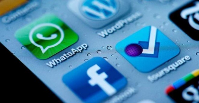 Las app de WhatsApp y de Facebook, en la pantalla de un teléfono móvil.