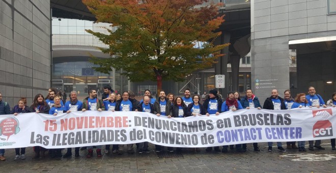 Representantes sindicales del sector del Contact Center protestan en el Parlamento Europeo, en Bruselas, el pasado martes.-PODEMOS