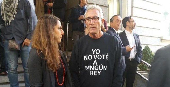 El diputado de Unidos Podemos, Diego Cañamero, con una camiseta que dice 'Yo no voté a ningún rey, durante el acto de la Solemne Apertura de la XII Legislatura en la Cámara Baja. EUROPA PRESS