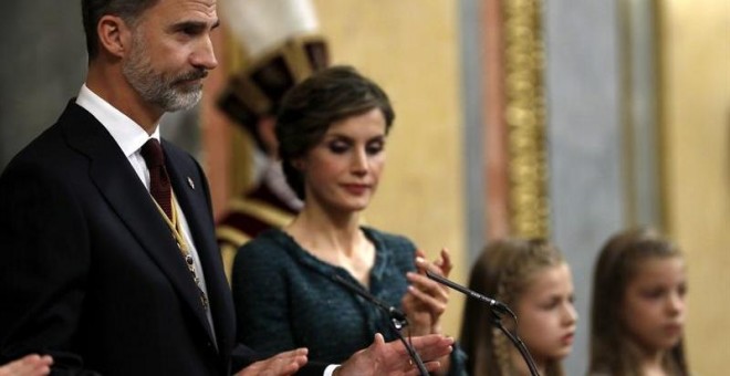 El Rey Felipe VI, junto a la Reina Letizia y sus hijas, la Princesa de Asturias, Leonor, y la Infanta Sofía, durante su discurso hoy en el Congreso de los Diputados, donde preside la solemne ceremonia de apertura de las Cortes en la XII Legislatura. EFE/C