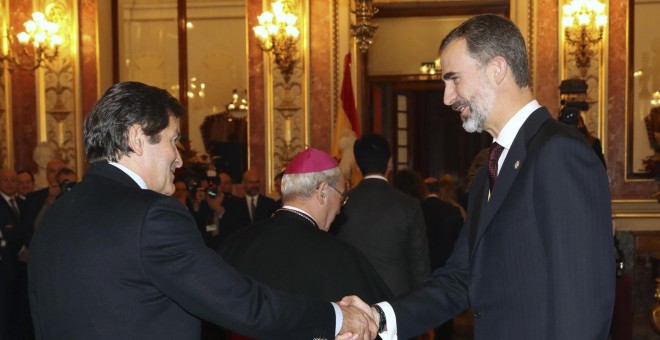 El rey Felipe VI, saluda al presidente del Principado de Asturias y de la Comisiópn Gestora del PSOE, Javier Fernández, en el Salón de los Pasos Perdidos, tras la solemne ceremonia de apertura de la XII Legislatura, en el Congreso de los Diputados. EFE/J.