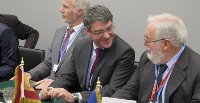 El minstro de Energía, Álvaro Nadal, junto al comisario de Medio Ambiente de la UE, Miguel Arias Cañete, en la cumbre del clima en Marrakech. EFE