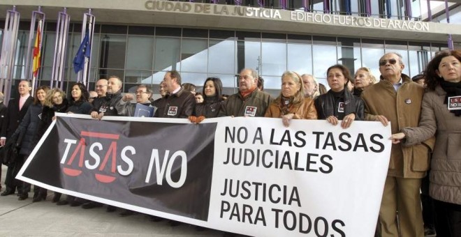 Decenas de abogados en una concentración en Zaragoza contra las tasas judiciales. EFE