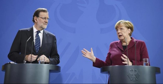 La canciller alemana, Angela Merkel (d), y el presidente del gobierno español, Mariano Rajoy, comparecen en una rueda de prensa después de la reunión bilateral que han mantenido en Berlín (Alemania). /EFE