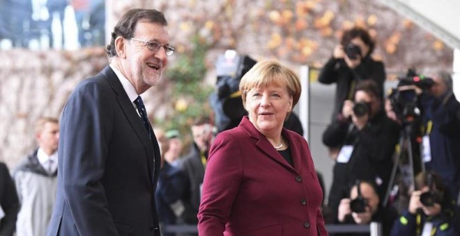 La canciller alemana, Angela Merkel (d), da la bienvenida al presidente del gobierno español, Mariano Rajoy en Berlín. /EFE