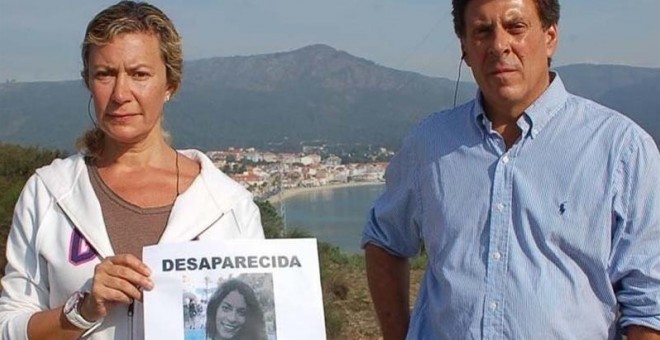 Los padres de Diana Quer mostrando una fotografía de su hija, desaparecida desde hace casi tres meses.