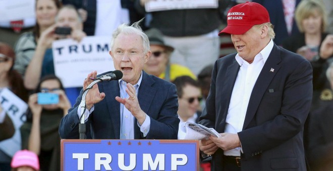 El senador Jeff Sessions, designado nuevo fiscal general de EEUU por Donald Trump, en una foto dela campaña electoral con el entonces candidato republicano en un mitin en Alabama. REUTERS/Marvin Gentry