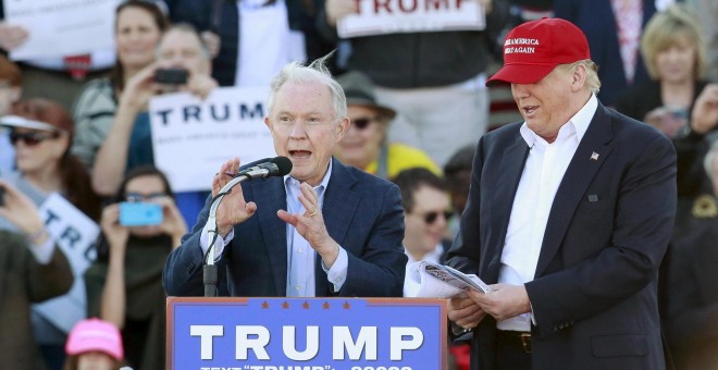 El senador Jeff Sessions, designado nuevo fiscal general de EEUU por Donald Trump, en una foto dela campaña electoral con el entonces candidato republicano en un mitin en Alabama. REUTERS/Marvin Gentry