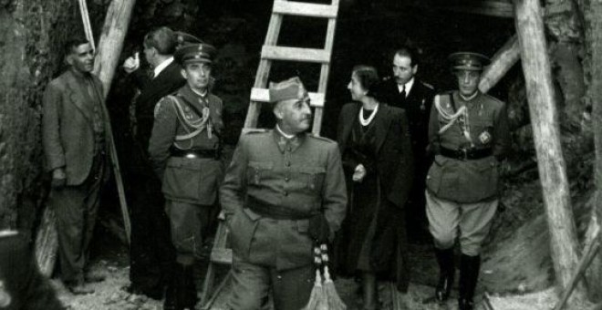 El dictador Francisco Franco y su esposa, Carmen Polo, visitan las obreas de El Valle de los Caídos.- EFE