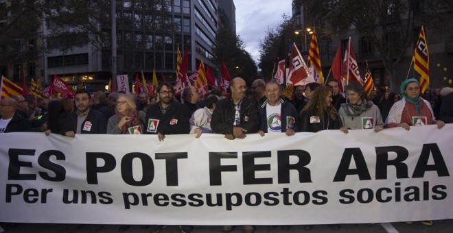 Sindicatos, organizaciones y entidades sociales, en la manifestación para pedir unos presupuestos de la Generalitat que sean sociales. EFE/Quique García