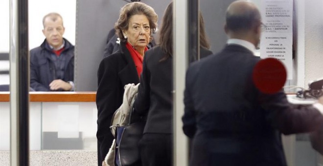 La senadora y exalcaldesa de Valencia por el PP, Rita Barberá, a su llegada esta mañana a la sede del Tribunal Supremo para declarar voluntariamente como investigada o imputada por un delito de blanqueo de dinero relacionado con el caso Imelsa. EFE/Emili