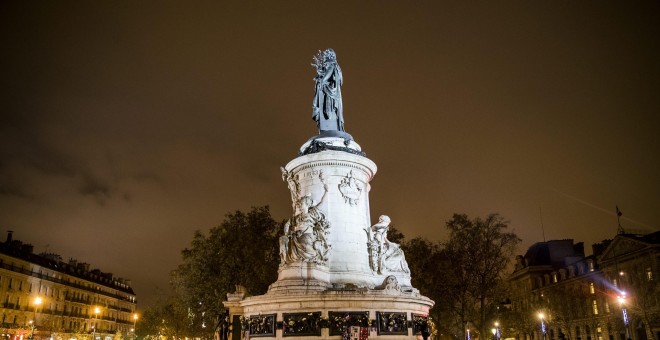 La plaza de la República repleta de personas que conmemoran los atentados del 13 de Noviembre de 2015 en París, Francia. / EFE