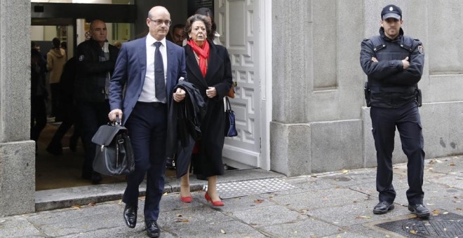 La senadora y exalcaldesa de Valencia por el PP, Rita Barberá, acompañada por su abogado, José Antonio Choclán, a su salida de la sede del Tribunal Supremo tras declarar voluntariamente como investigada o imputada por un delito de blanqueo de dinero relac