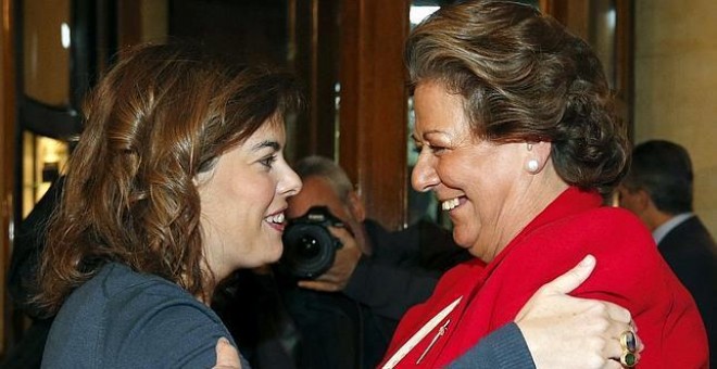 La exalcaldesa de Valencia, Rita Barberá, y la vicepresidenta del Gobierno, Soraya Sáenz de Santamaría. / EFE