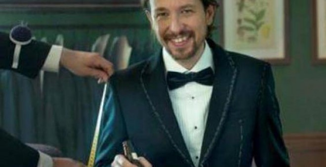 Pablo Iglesias posa para Vanity Fair con traje a medida, pajarita y botellín