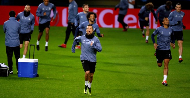 Cristiano Ronaldo corre en el entrenamiento de ayer en el José Alvalade. /REUTERS