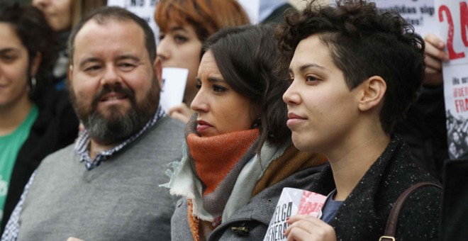 La diputada de Podemos Irene Montero, acompañada por Ana García, del Sinditato de Estudiantes y Joan Mena, de En Comú Podem, durante la protesta llevada a cabo en contra de la Lomce y sus 'reválidas'. EFE