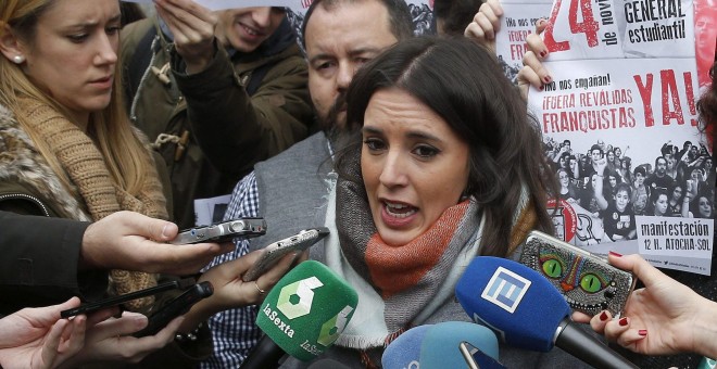 La diputada de Podemos Irene Montero atiende a los medios durante la protesta llevada a cabo en contra de la Lomce y sus "reválidas". EFE