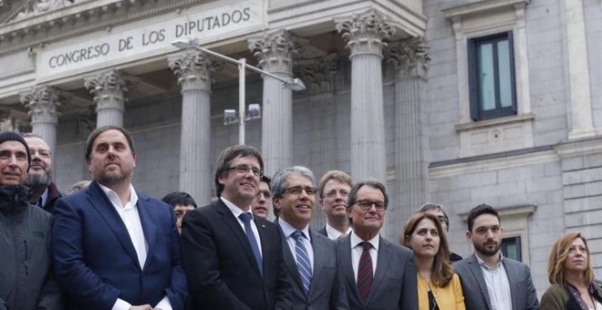 El portavoz de PDECat, Francesc Homs, acompañado del diputado de Lluis LLach; Oriol Junqueras; Carles Puigdemont; Artur Mas, y Marta Pascal, entre otros, posan frente al Congreso de los Diputados durante un acto de apoyo antes de que el pleno de la Cámara