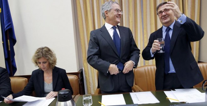 El candidato propuesto por el Gobierno como nuevo presidente de la CNMV, Sebastián Albella (c), y la candidata a la vicepresidencia, Ana María Martínez-Pina (i), junto al presidente de la Comisión de Economía del Congreso, Arturo García-Tizón (d). EFE/Kik