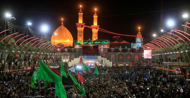 Peregrinos chiíes rezan en la mezquita de Kerbala, Irak, celebrando el aniversario del imán Husein.- REUTERS/Alaa Al-Marjani