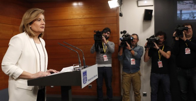 La ministra de Empleo, Fátima Báñez, durante su comparecencia en el Palacio de La Moncloa tras la reunión del presidente del Gobierno, Mariano Rajoy, con los representantes de la patronal y los sindicatos. EFE/Chema Moya