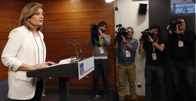 La ministra de Empleo, Fátima Báñez, durante su comparecencia en el Palacio de La Moncloa tras la reunión del presidente del Gobierno, Mariano Rajoy, con los representantes de la patronal y los sindicatos. EFE/Chema Moya