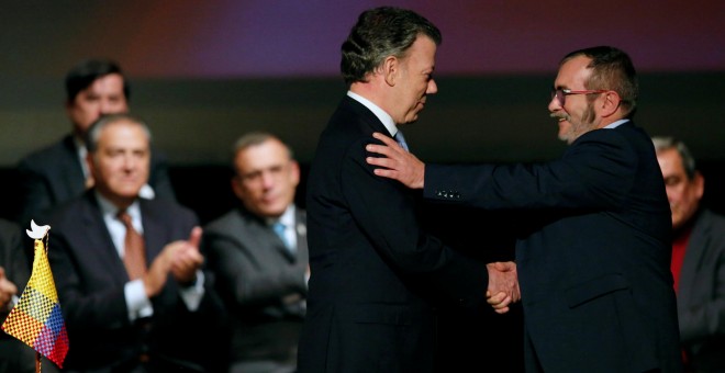 El presidente de Colombia, Juan Manual Santos y el Líder de la Farc, Rodrigo Londono, conocido como Timochenko, tras la firma del nuevo acuerdo de paz en Bogotá, Colombia. REUTERS