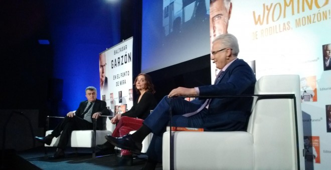 El Gran Wyoming, Pepa Bueno y Baltasar Garzón, en el Palacio de la Prensa de Madrid. / HENRIQUE MARIÑO