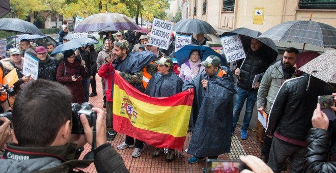 Imagen de la protesta que se ha desarrollado este sábado 26 de noviembre frente a la sede de la Defensora del Pueblo, en Madrid.