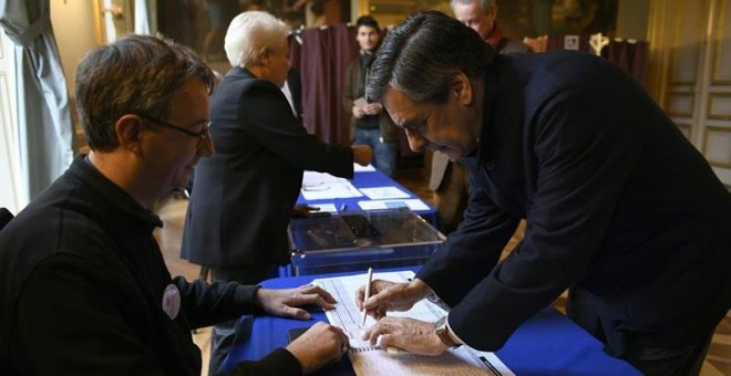 François Fillon vota en la segunda vuelta de las primarias de Los Republicanos. /EFE