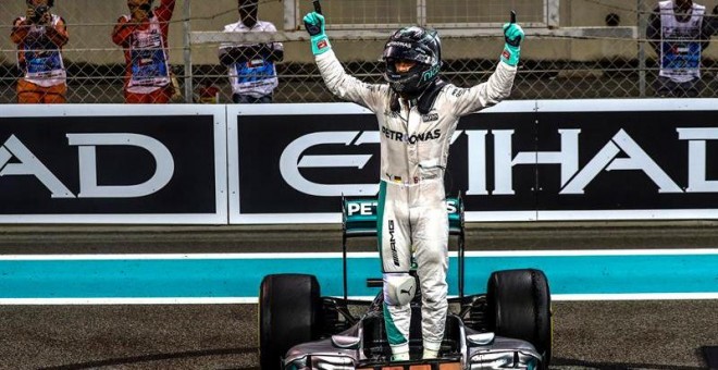 Nico Rosberg celebra la victoria del Mundial. EFE/EPA/SRDJAN SUKI