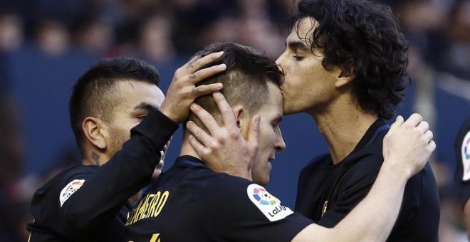 El delantero del Atlético Kevin Gameiro (c) celebra con sus compañeros el gol marcado ante el Osasuna. EFE/Jesús Diges