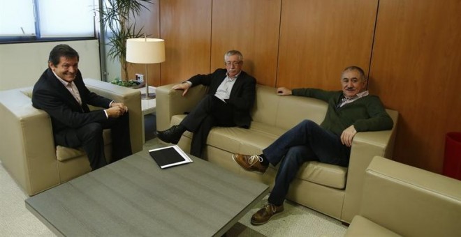 Javier Fernández (PSOE), Ignacio Fernández Toxo (CCOO) y Pepe Alvárez (UGT) durante la reunión / EUROPA PRESS