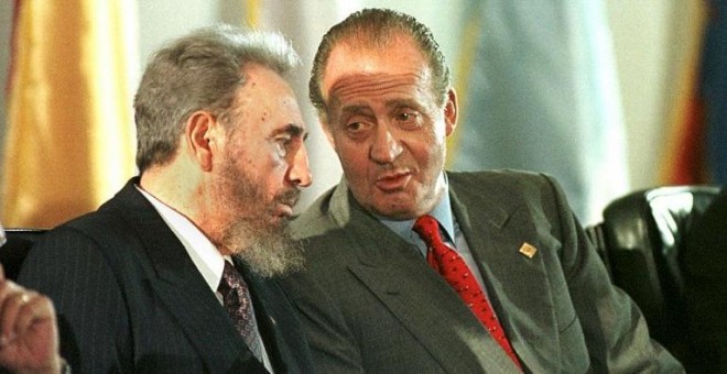 El rey Juan Carlos con Fidel Castro, en la ceremonia de apertura de la VII  Cumbre Iberoamericana, en Isla Margarita, en 1998.  AFP / Roberto Schmidt